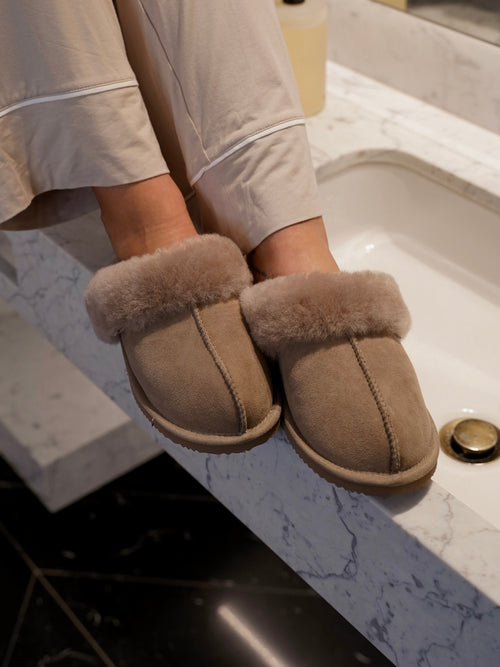 Sydney shearling slippers - elk brown by Rosemunde - Sko. 1+lagerJekta, 1+lagerTrondheimTorg, 75%varianter på lager, Aldrihattlager, ansattrabatt, Arkiveres?, Brando, brando-no, Dame, Maikampanje26dame, Mangler berikelse, Mangler beskrivelse, Mina, mottatt30dager, NOOS, Ordinær, Publisert, Publisertsiste30dager, Rabattkode, Rosemunde, SHLP, Sko, T-shirts & Tops, YGroup_sydneyshearlingslippers