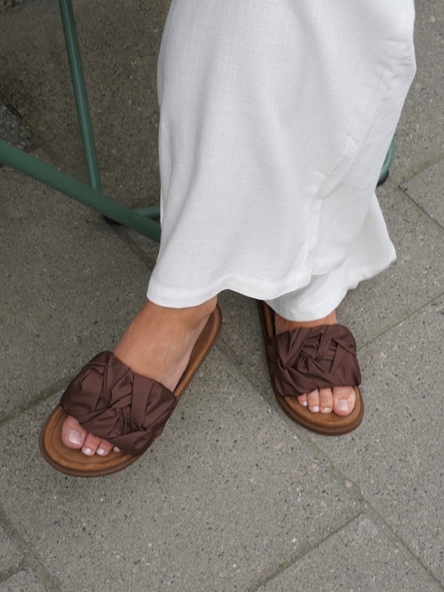 Fjord flower sandal - brown by INUIKII - Sko. 1+lagerStrømmen, 1+lagerTrondheimTorg, 2026, 2601, ansattrabatt, Brando, brando-no, Dame, Maikampanje26dame, Publisert, Publisertsiste2måneder, Rabattkode, SHLP, Shoes, YGroup_fjordflowersandal