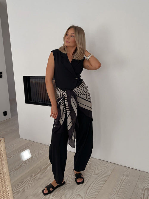 Sia sarong skjerf - pirate black by Selected Femme - Tilbehør. 1+lagerTrondheimTorg, 2026, 2601, Accessories, ansattrabatt, Brando, brando-no, Dame, mottatt30dager, Nyhet, opprettetsiste2måneder, Publisert, Rabattkode, SHLP, YGroup_siasarongskjerf