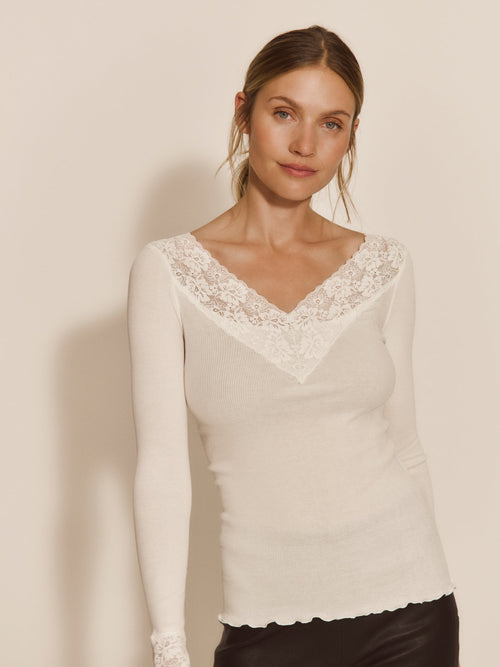 RWBernadine Organic LS V neck Lace T shirt - new white by Rosemunde. 2026, 2602, Brando, brando-no, Dame, mottatt30dager, SHLP, T-Shirts