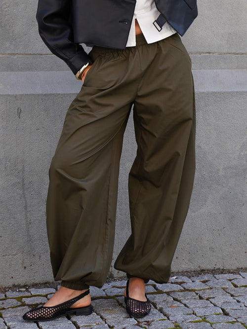 Eawyn bukse - dark olive by MbyM / Message - Bukser. 1+lagerSirkus, 1+lagerStrømmen, 1+lagerTrondheimTorg, ansattrabatt, Brando, brando-no, Dame, mottatt30dager, NOOS, opprettetsiste2måneder, Pants, Publisert, Publisertsiste2måneder, Rabattkode, SHLP, Underdeler, YGroup_eawynbukse