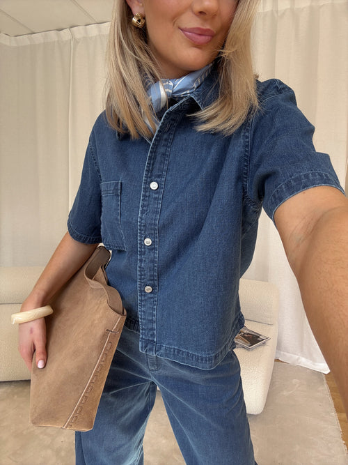Malika uta oversized skjorte - mid blue denim by IVY Copenhagen - Skjorte. 1+lagerJekta, 1+lagerSirkus, 1+lagerStrømmen, 1+lagerTrondheimTorg, 2026, 2601, ansattrabatt, Brando, brando-no, Dame, opprettetsiste2måneder, Pentøy, Publisert, Rabattkode, Shirts, SHLP, YGroup_malikautaoversizedskjorte