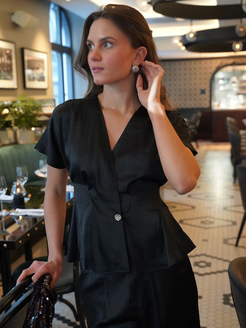 Sateen bluse - black by A-View - Bluse. 2026, 2603, ansattrabatt, Blouse, Brando, brando-no, Dame, mottatt30dager, Nyhet, opprettetsiste2måneder, Pentøy, Publisert, Publisertsiste2måneder, Rabattkode, SHLP