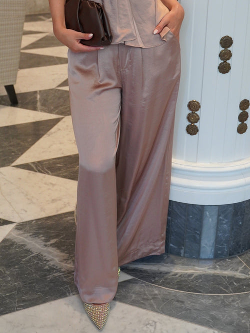 Sateen bukse - almond by A-View - Bukser. 2026, 2603, ansattrabatt, Brando, brando-no, Dame, mottatt30dager, Nyhet, opprettetsiste2måneder, Pants, Pentøy, Publisert, Publisertsiste2måneder, Rabattkode, SHLP, Underdeler