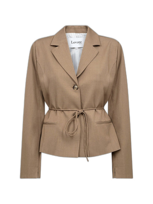 Kamelbrun blazer med reverskrage, én knapp og tynt bindebelte i livet, sett forfra.