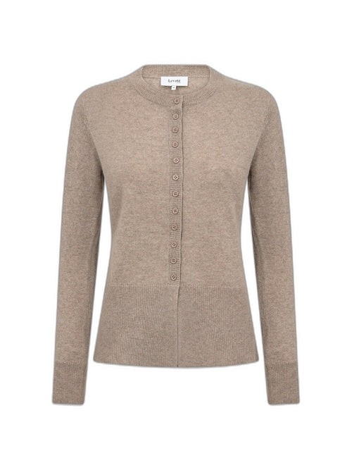 Beige kasjmircardigan med rund hals og knapper foran, sett forfra.