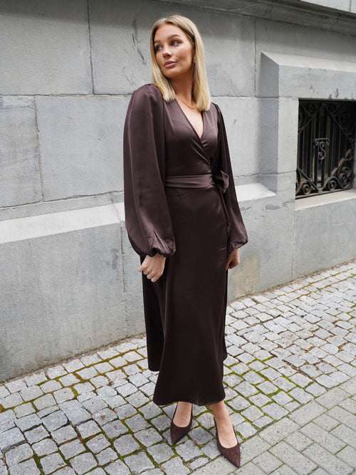 Locki satin maxi kjole - brown by Helene Studios - Kjoler. 1+lagerHovedlager, 1+lagerJekta, 2026, 2604, ansattrabatt, Brando, brando-no, Dame, Dresses, mottatt30dager, Nyhet, opprettetsiste2måneder, Pentøy, Publisert, Publisertsiste2måneder, Rabattkode, SHLP, YGroup_lockisatinmaxikjole