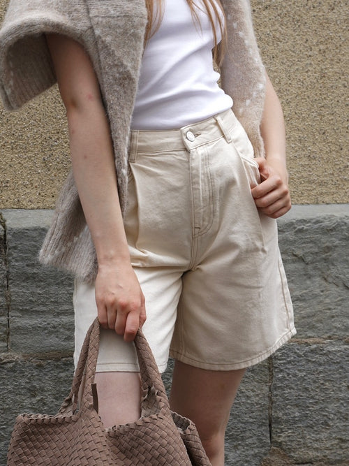 Wide merle denim shorts - egret by Selected Femme - Shorts. 1+lagerJekta, 1+lagerSirkus, 1+lagerTrondheimTorg, 2026, 2601, ansattrabatt, Brando, brando-no, Dame, opprettetsiste2måneder, Publisert, Rabattkode, SHLP, Shorts, YGroup_widemerledenimshorts