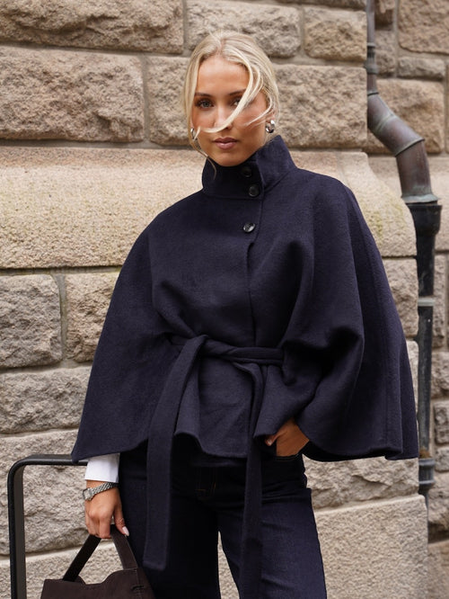 Almio ull jakke - navy blazer by YAS - Yttertøy. 2026, 2602, ansattrabatt, badge:Mid-season sale, Brando, brando-no, Dame, Midseasonsale26, opprettetsiste2måneder, Outerwear, Pentøy, Publisert, Publisertsiste2måneder, Rabattkode, Salg, SHLP