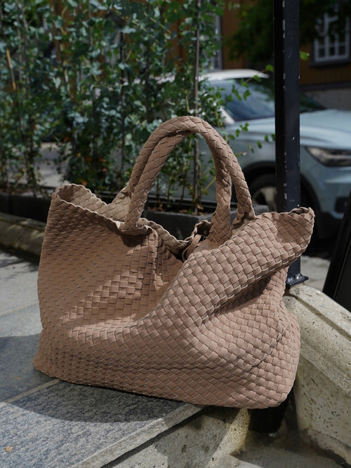Mia suede soft square veske - brown by BOW19 - Tilbehør. 1+lagerSirkus, 1+lagerTriaden, 1+lagerTrondheimTorg, 2026, 2601, ansattrabatt, Bags, Brando, brando-no, Dame, mottatt30dager, Nyhet, Publisert, Rabattkode, SHLP, YGroup_miasuedesoftsquareveske