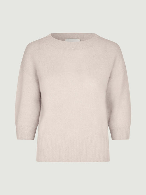 Beige strikkegenser med rund hals og 3/4 ballongermer, sett forfra
