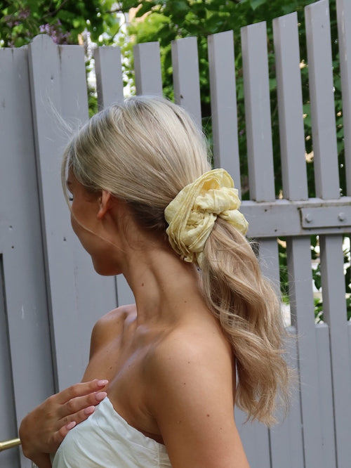 Joy scrunchie - pastel yellow by Sui Ava - Tilbehør. 2026, 2601, Accessories, Brando, brando-no, Dame, SHLP
