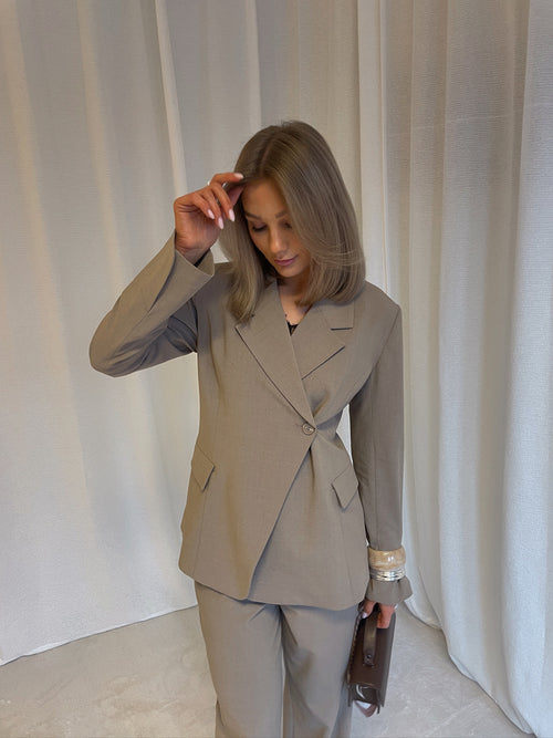 Frame blazer - timber wolf mel. by MbyM / Message - Blazer. 1+lagerSirkus, 1+lagerStrømmen, 1+lagerTrondheimTorg, 2025, 2502, ansattrabatt, Blazer, Brando, brando-no, Dame, mottatt30dager, Pentøy, Publisert, Rabattkode, SHLP, YGroup_frameblazer