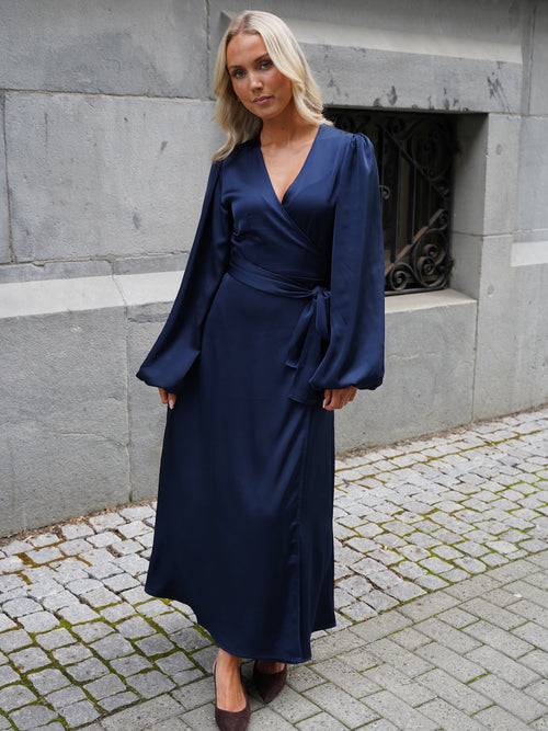 Locki satin maxi kjole - navy by Helene Studios - Kjoler. 1+lagerHovedlager, 2026, 2604, ansattrabatt, Brando, brando-no, Dame, Dresses, Kun på nett, mottatt30dager, Nyhet, opprettetsiste2måneder, Pentøy, Publisert, Publisertsiste2måneder, Rabattkode, SHLP, YGroup_lockisatinmaxikjole