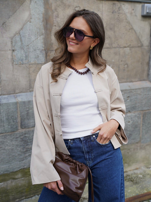Eva jakke - beige by BYIC - Yttertøy. 1+lagerTrondheimTorg, 2025, 2501, ansattrabatt, Brando, brando-no, Dame, mottatt30dager, Outerwear, Pentøy, Publisert, Publisertsiste2måneder, Rabattkode, SHLP, YGroup_evajakke