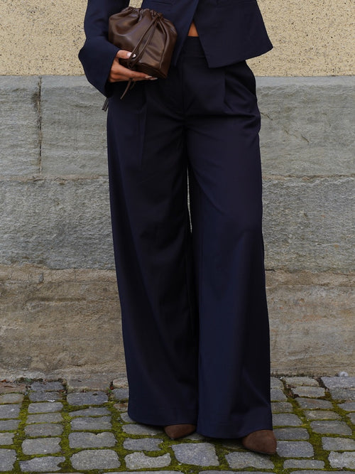 Kazia bukse - navy by Noella - Bukser. 1+lagerCitySyd, 1+lagerJekta, 1+lagerSirkus, 1+lagerStrømmen, 1+lagerTrondheimTorg, 2026, 2601, Aldrihattlager, ansattrabatt, Brando, brando-no, Dame, Mangler berikelse, Mangler beskrivelse, Mina, mottatt30dager, Noella, Ordinær, Pants, Pentøy, Publisert, Rabattkode, SHLP, Underdeler, YGroup_kaziabukse