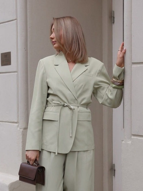Ellie blazer - lint by Selected Femme - Blazer. 1+lagerJekta, 1+lagerSirkus, 1+lagerTrondheimTorg, 2026, 2601, ansattrabatt, Blazer, Brando, brando-no, Dame, opprettetsiste2måneder, Pentøy, Publisert, Rabattkode, SHLP, YGroup_ellieblazer