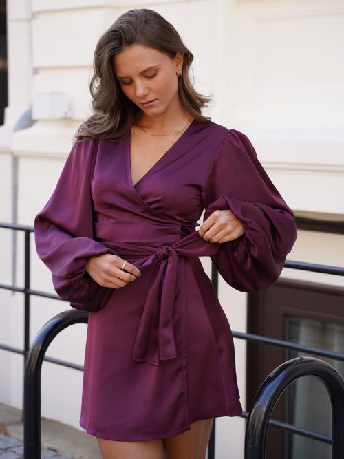 Locki satin wrap kjole - plum by Helene Studios - Kjoler. 1+lagerHovedlager, 1+lagerJekta, 1+lagerSirkus, 1+lagerStrømmen, 1+lagerTriaden, 1+lagerTrondheimTorg, 2026, 2604, ansattrabatt, Brando, brando-no, Dame, Dresses, mottatt30dager, Nyhet, opprettetsiste2måneder, Pentøy, Publisert, Publisertsiste2måneder, Rabattkode, SHLP, YGroup_lockisatinwrapkjole
