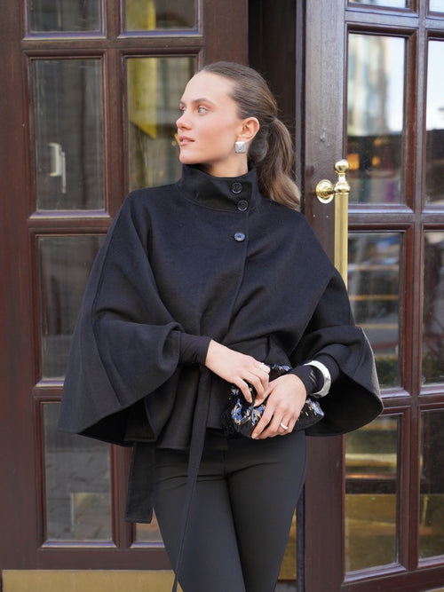 Almio ull jakke - black by YAS - Yttertøy. 2026, 2602, ansattrabatt, badge:Mid-season sale, Brando, brando-no, Dame, Midseasonsale26, opprettetsiste2måneder, Outerwear, Pentøy, Publisert, Publisertsiste2måneder, Rabattkode, Salg, SHLP