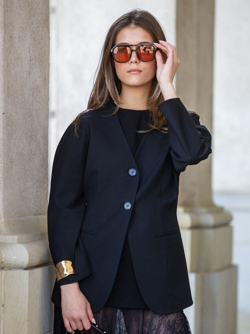 Suzi structured blazer i svart på modell, sett forfra med kragefri V-front og to knapper.