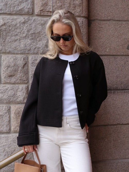 Lena jakke - black by Clermonte - Yttertøy. 1+lagerMoa, 1+lagerSirkus, 1+lagerStrømmen, 2025, 2503, Aldrihattlager, ansattrabatt, Brando, brando-no, Clermonte, Dame, GADexclude, Mangler berikelse, Mangler beskrivelse, mottatt30dager, Ordinær, Outerwear, Pentøy, Publisert, Rabattkode, SHLP, YGroup_lenajakke