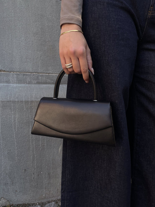 Overlapping closure handbag - black Sui Ava