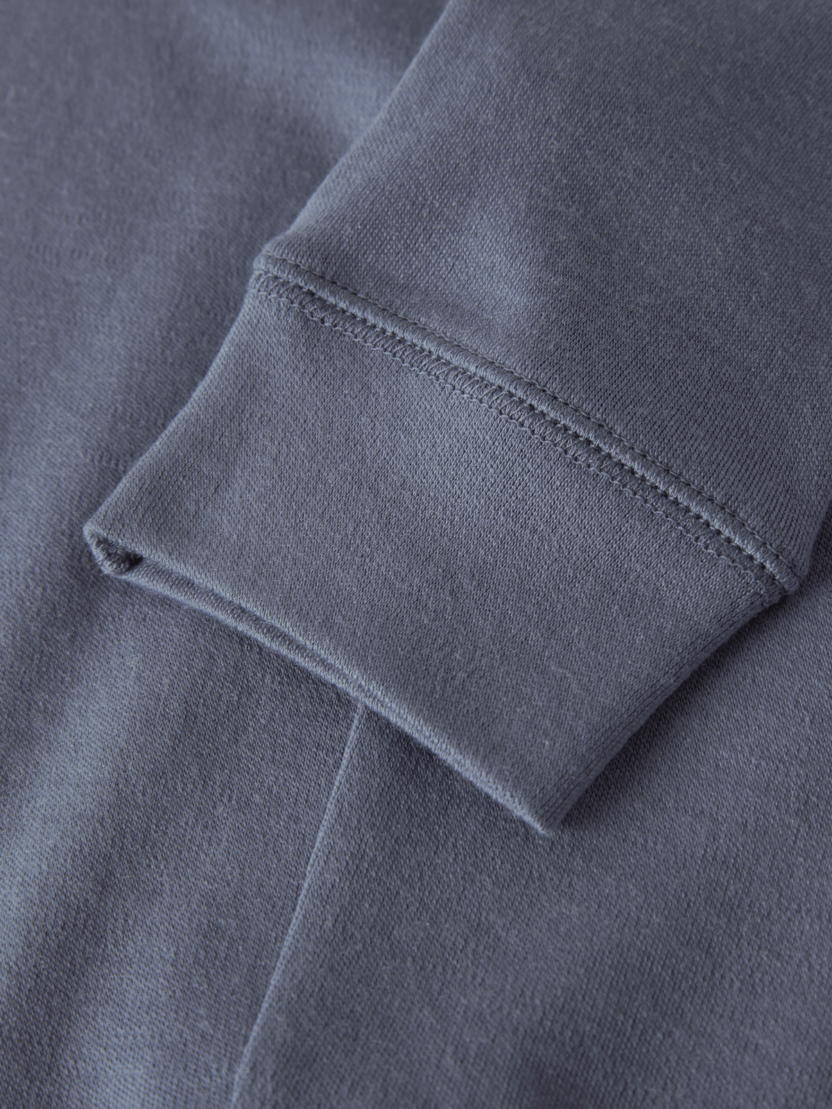 Nærbilde av ribbet mansjett og søm på grå ull-longjohns