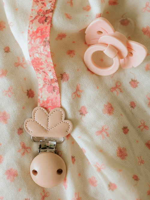 Pacifier Clip Wood - RIVER ROSE by Elodie. 2026, 2601, Accessories, ansattrabatt, Baby, Barn, Brando, brando-no, brandokids, Mangler aldersgruppe, mottatt30dager, Rabattkode, SHLP, Spedbarn