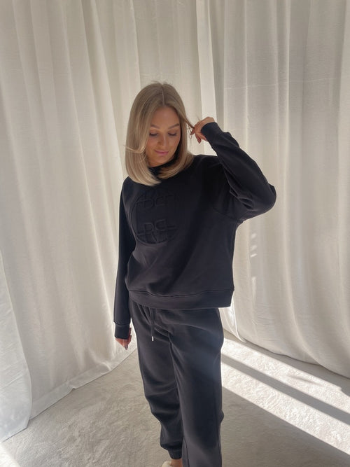 Nuka genser - dark navy by Levete Room - Genser. 1+lagerJekta, 1+lagerSirkus, 1+lagerTrondheimTorg, 2025, 2504, ansattrabatt, Brando, brando-no, Dame, mottatt30dager, Publisert, Rabattkode, SHLP, Sweat, YGroup_nukagenser