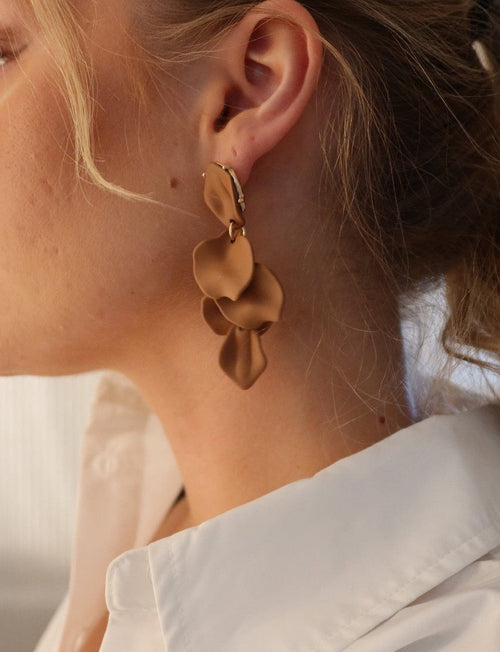 Leaf earrings matt - camel BOW19