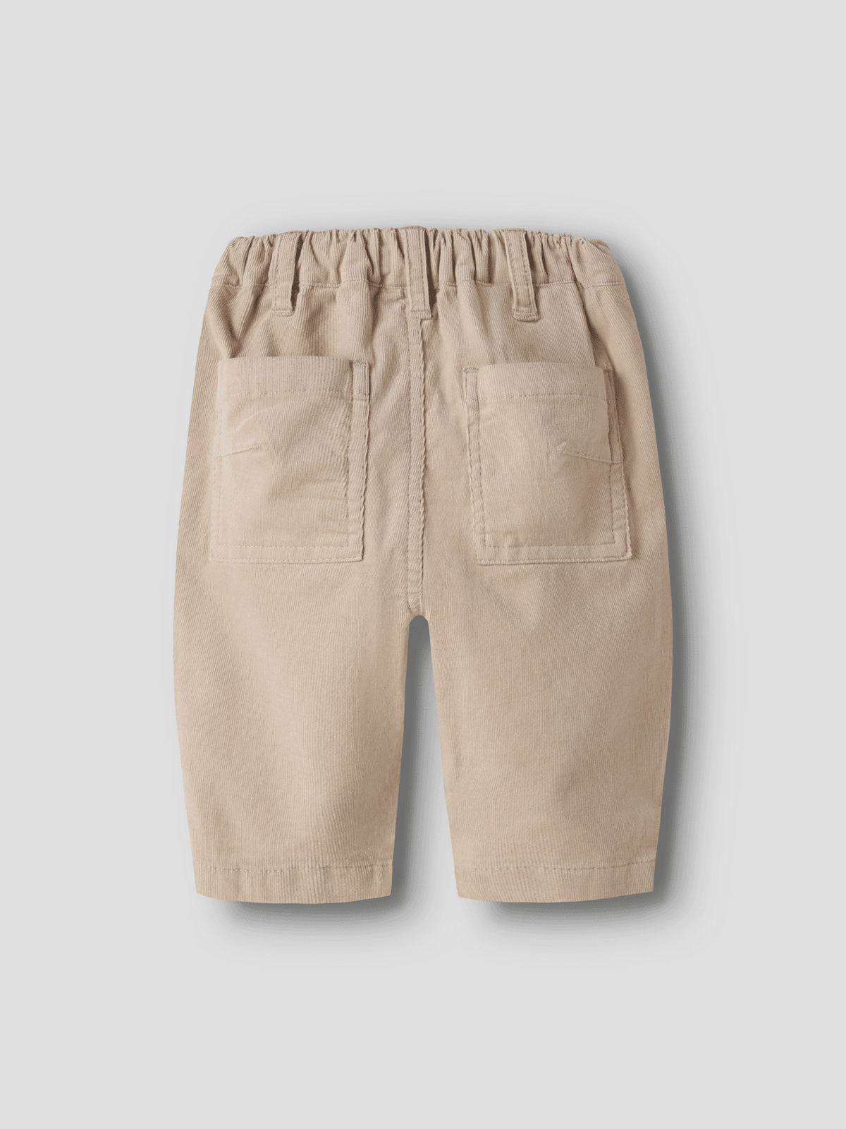Beige corduroybukse for baby sett bakfra, med to baklommer