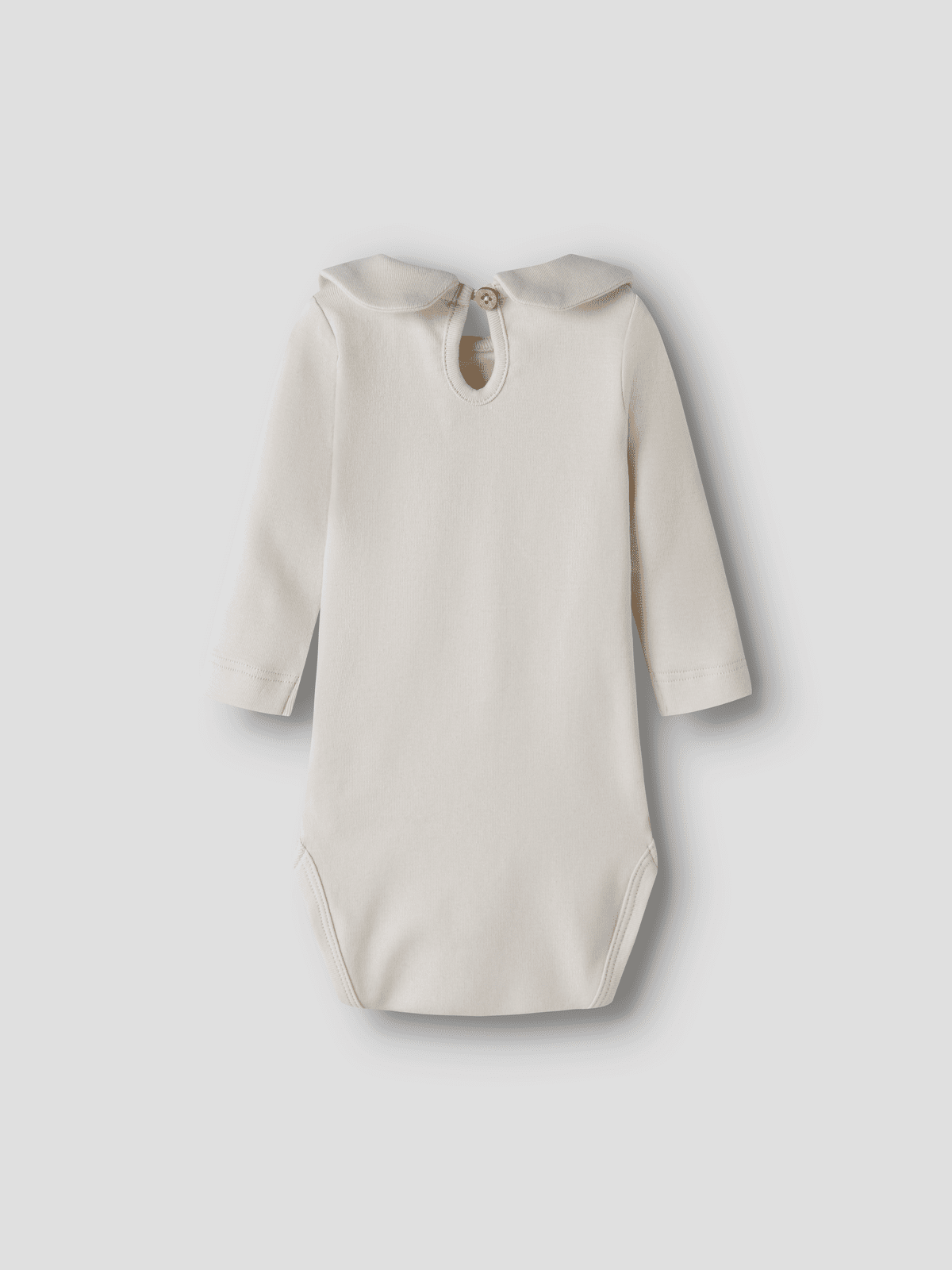 Beige langermet body med rund krage, sett bakfra med knapp i nakken