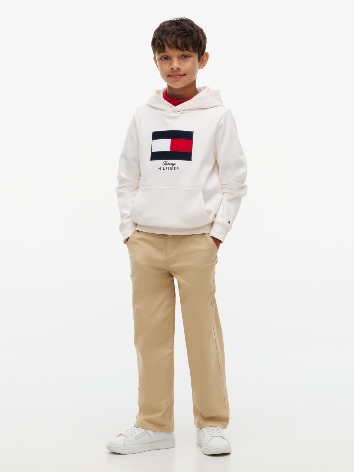 Gutt i off-white hettegenser med flagglogo, helfigur