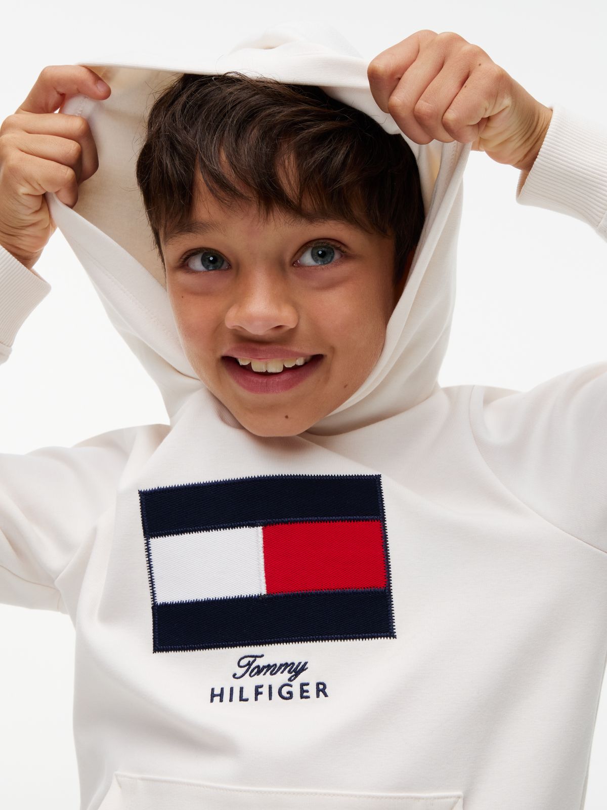 Nærbilde av off-white hettegenser med broderet flagglogo