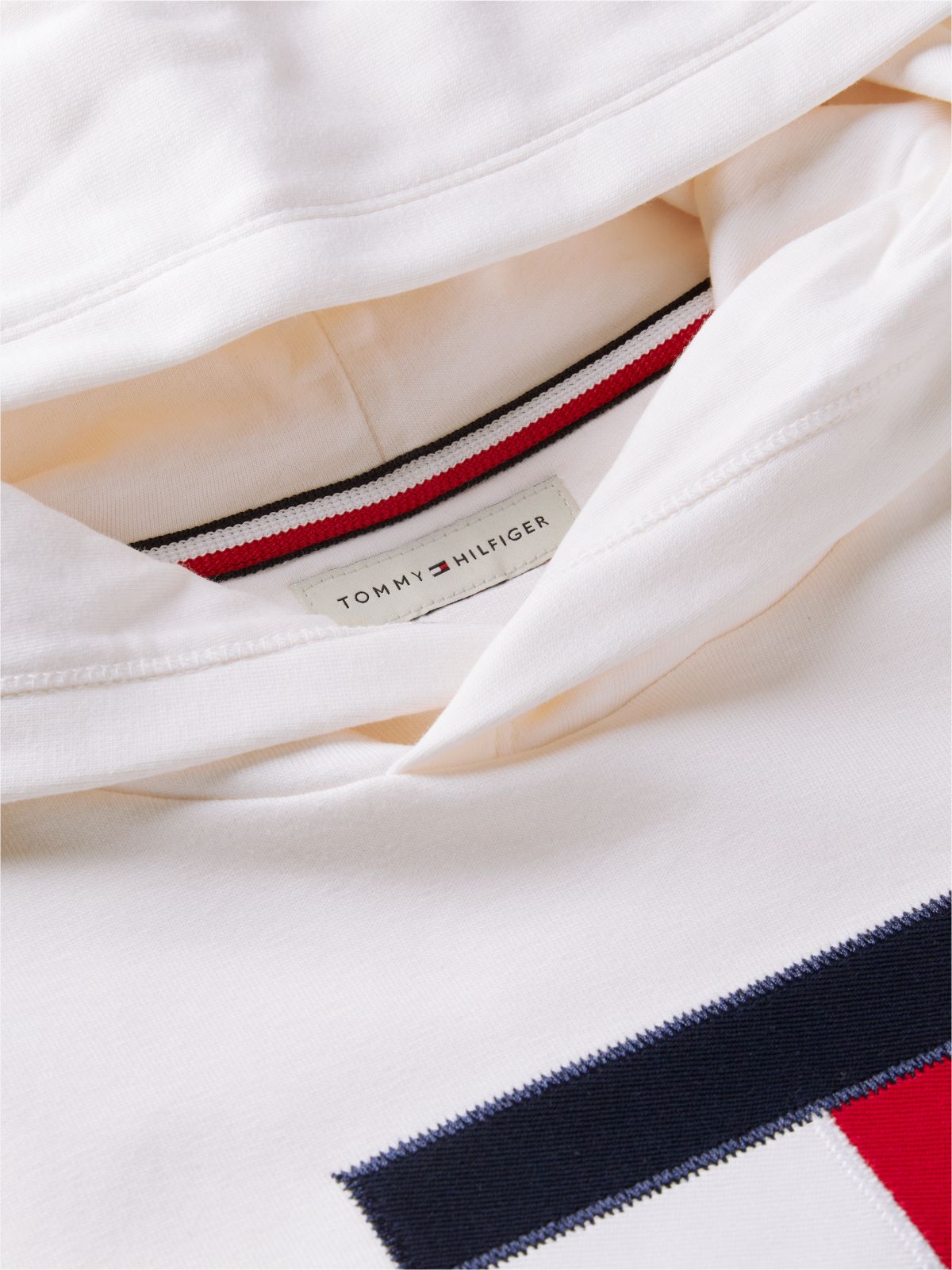 Detalj av hette og merkelapp på off-white hettegenser