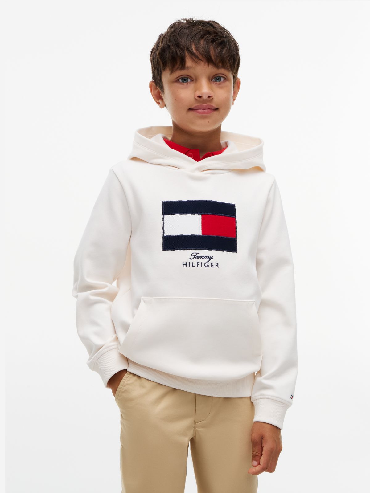 Gutt i off-white hettegenser med flagglogo, forfra