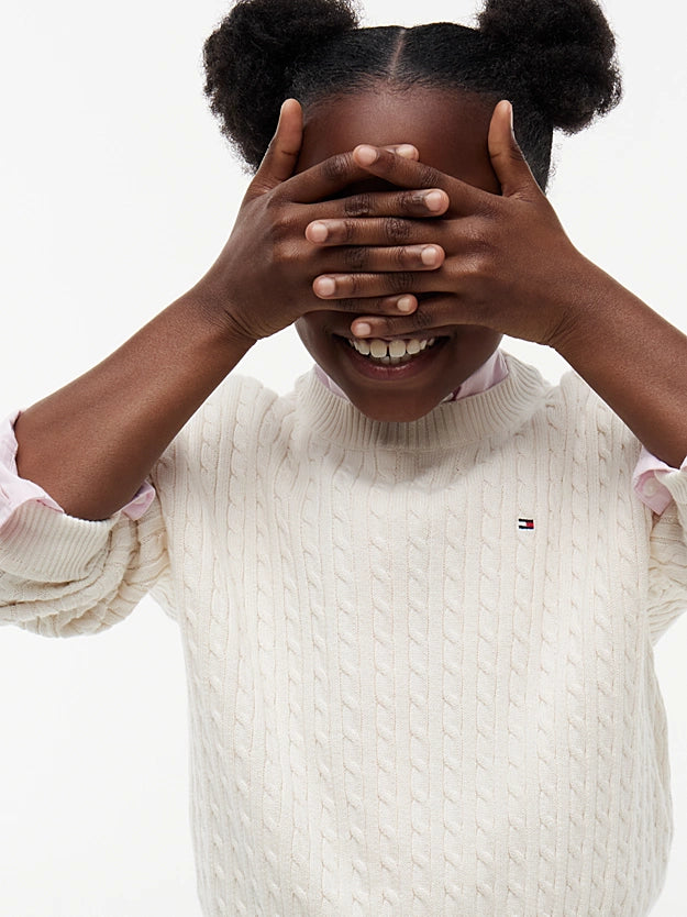 CABLE COTTON KNIT SWEATER - IVORY PETAL by Tommy Hilfiger - Genser. 2027, 2701, ansattrabatt, Barn, Brando, brando-no, brandokids, Jente, mottatt30dager, SHLP, Sweater