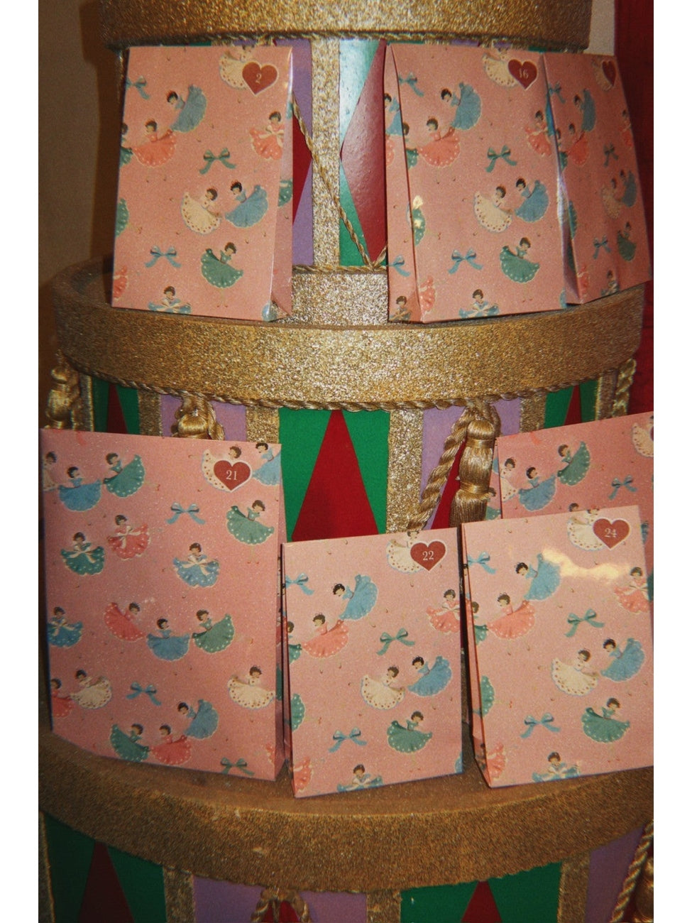 Julekalender med 24 gaver - beige, detalj