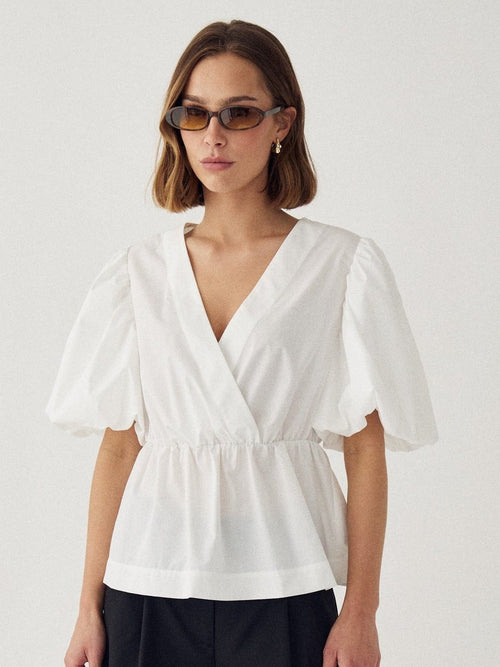Magdalena bluse - White by Noella - Bluse. 2026, 2602, Aldrihattlager, Brando, brando-no, Dame, mottatt30dager, SHLP, T-shirts & Tops