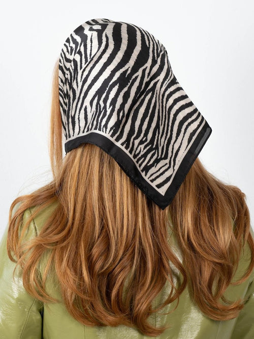 Zebra skjerf - zebra print Sui Ava, styling som hodetørkle