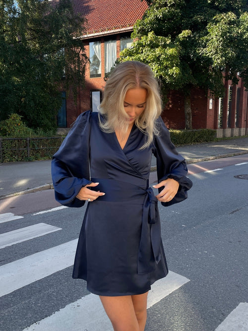 Locki satin wrap kjole - navy Helene Studios