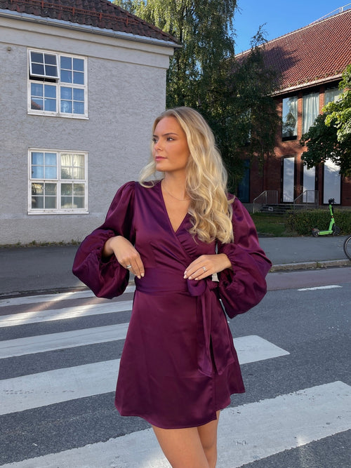 Locki satin wrap kjole - maroon Helene Studios