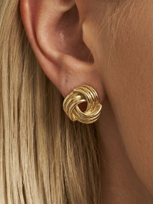 Knot earrings - gold by WHO IS SHE - Tilbehør. 1+lagerJekta, 1+lagerMoa, 1+lagerSirkus, 1+lagerStrømmen, 1+lagerTriaden, 1+lagerTrondheimTorg, 2025, 2504, Accessories, ansattrabatt, badge:Kjøp 2 få -10%, badge:Kjøp 3 få -20%, badge:Waterproof, Brando, brando-no, Dame, Maikampanje26dame, mottatt30dager, Pentøy, Publisert, Publisertsiste2måneder, Rabattkode, SHLP, Sigrid, VÆRTUTSOLGT, YGroup_knotearrings
