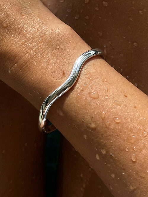 Wavy bangle armbånd - silver by WHO IS SHE - Tilbehør. 1+lagerJekta, 1+lagerSirkus, 1+lagerStrømmen, 1+lagerTrondheimTorg, 2025, 2503, 75%varianter på lager, Accessories, Allestørrelser, ansattrabatt, badge:Kjøp 2 få -10%, badge:Kjøp 3 få -20%, badge:Waterproof, Brando, brando-no, Dame, Lagerpåfyll, Maikampanje26dame, Mangler berikelse, mottatt30dager, Ordinær, Publisertsiste2måneder, Publisertsiste30dager, Rabattkode, SHLP, Tilbehør, VÆRTUTSOLGT, YGroup_wavybanglearmbånd