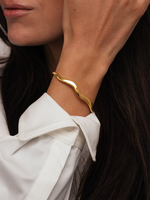 Wavy bangle armbånd - gold Who Is She
