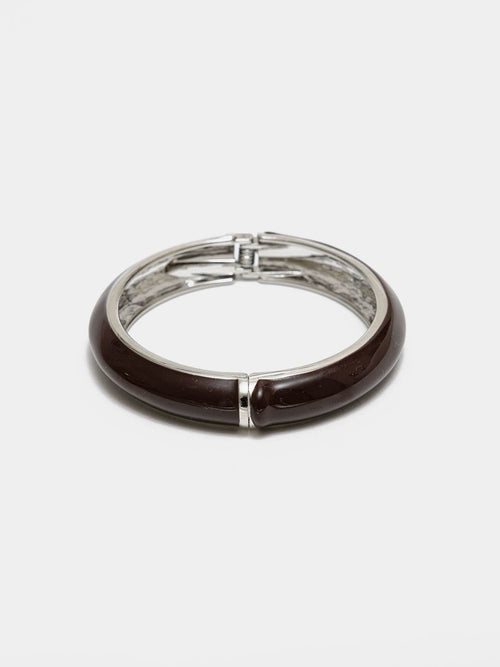 Bredt armbånd i mørk brun emalje med blanke sølvkanter, sett fra siden