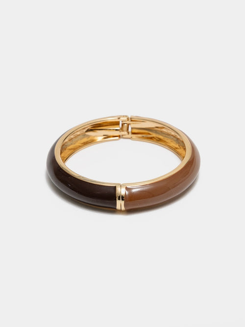 Bredt armbånd i mørk brun og kamelbrun emalje med gullkanter, sett fra siden