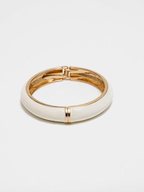 Bredt armbånd i sandfarget emalje med gullkanter, sett fra siden
