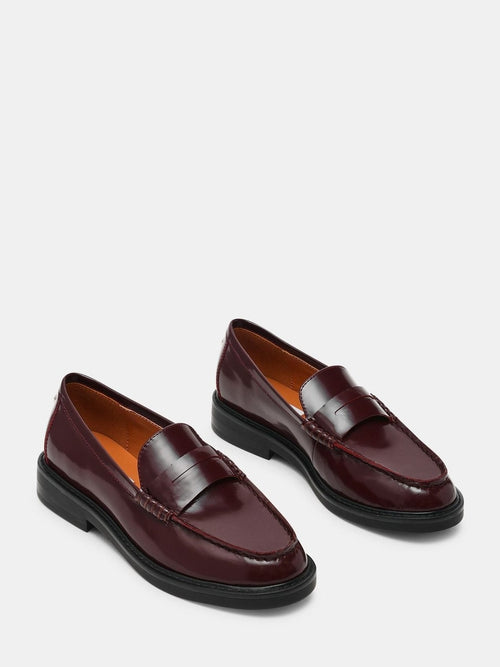 Vinrøde penny loafers i blank overflate, par sett forfra på skrå