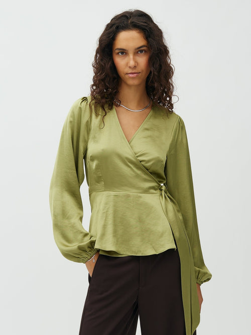 Bibbim M - Sage - mbyM satin wrap-bluse på modell, forfra
